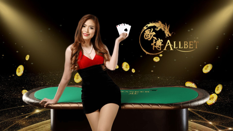 สาวสวยในชุดเดรสสีแดงสลับดำนั่งถือไพ่อยู่บนโต๊ะคาสิโน เล่นพนันออนไลน์ ALLBET คาสิโนออนไลน์